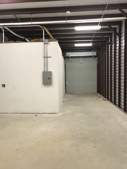 More Photos Of 23410 Snook Ln, Tomball Showroom For Lease