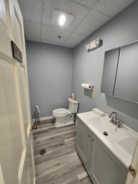 More Photos Of 50 Nashua Rd, Londonderry Office For Sale