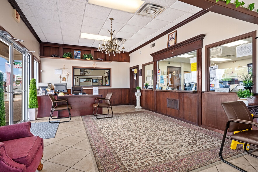 More Photos Of 411 Spencer Hwy, South Houston Auto Dealership For Lease