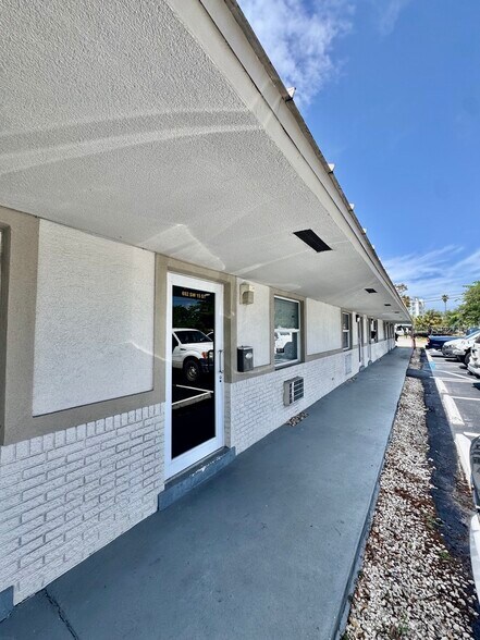 More Photos Of 692-702 SW 15th St, Pompano Beach Light Distribution For Lease