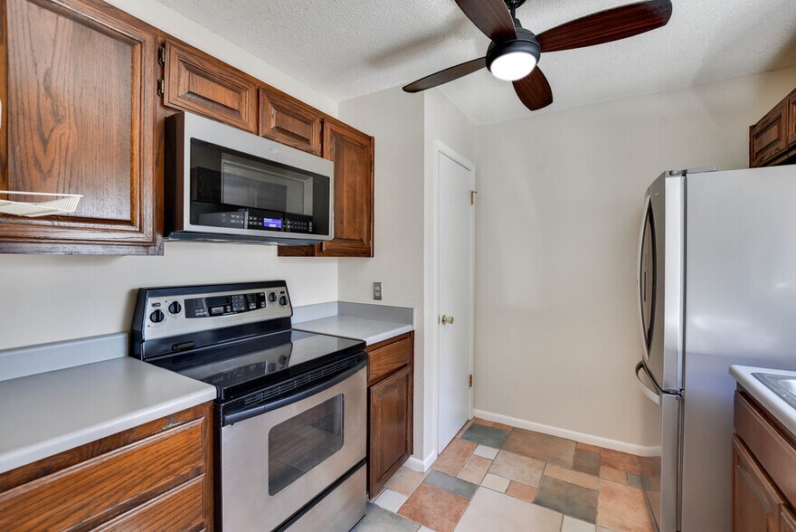 More Photos Of 16001 Awalt Dr, Austin Office For Sale