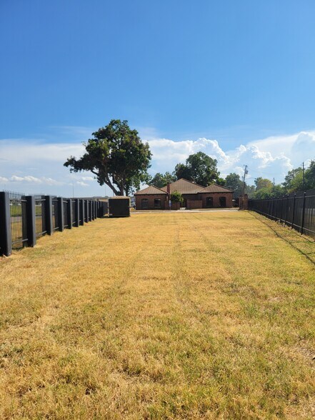 More Photos Of 2323 N Walton Walker Blvd, Dallas Office For Sale