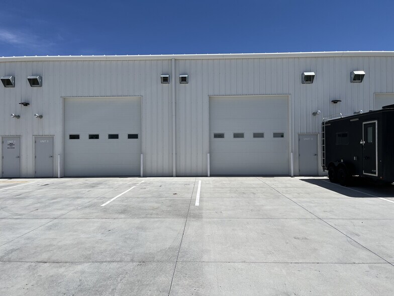 More Photos Of 9235 Eastman Park Dr, Windsor Light Manufacturing For Lease