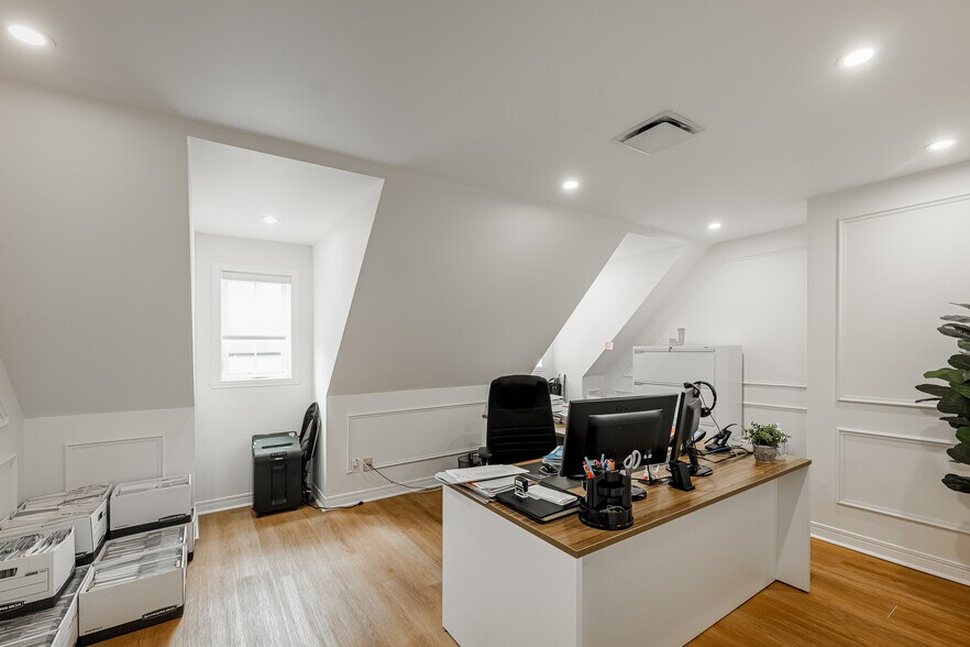 More Photos Of 675 Boul Samson, Laval Office For Sale