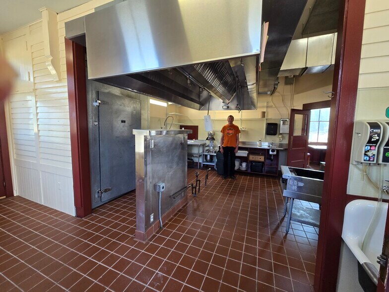More Photos Of 801 Milwaukee Rd, South Cle Elum Restaurant For Lease
