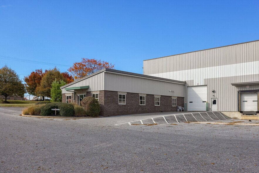 More Photos Of 300 Commerce Dr, New Holland Distribution For Lease