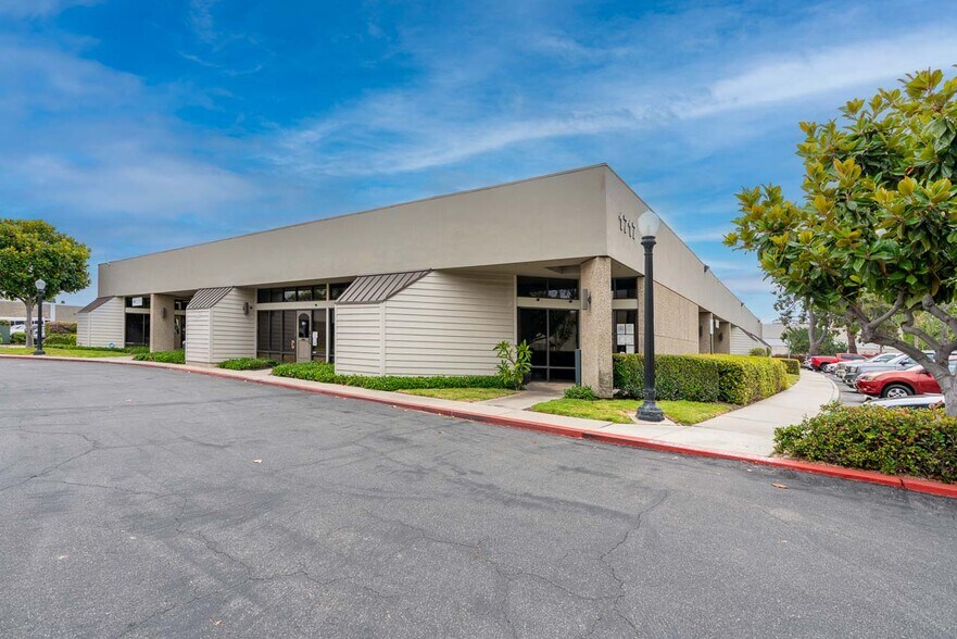 More Photos Of 1717-1745 W Orangewood Ave, Orange Office For Sale