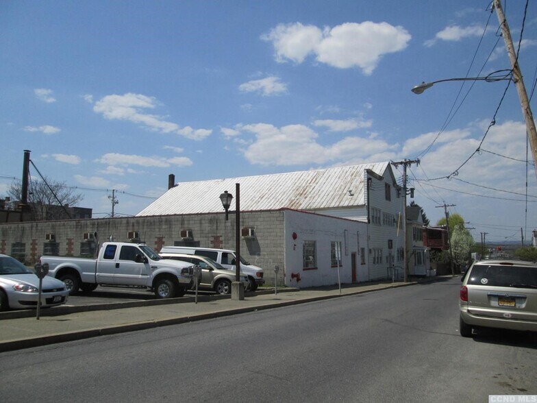 More Photos Of 517-519 Columbia St, Hudson Showroom For Sale