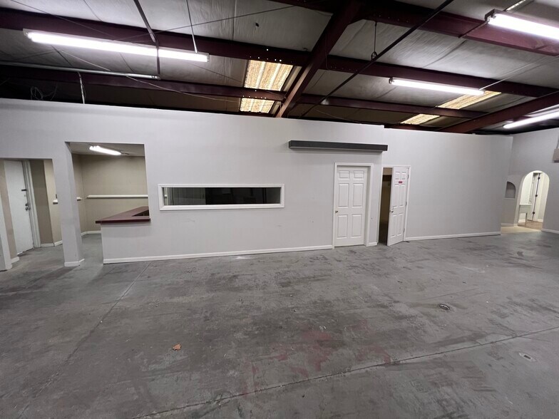 More Photos Of 3 Base St, West Columbia Flex For Lease