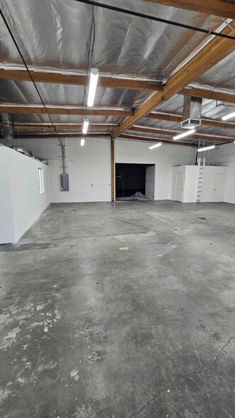 More Photos Of 9410 De Soto Ave, Chatsworth Manufacturing For Lease