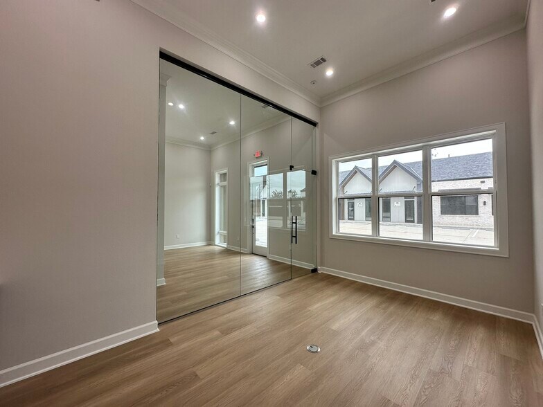 More Photos Of 1325 Main St, Katy Medical For Lease