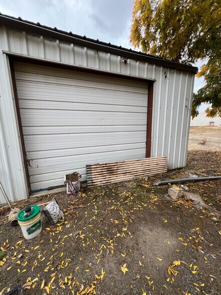 More Photos Of 2721 Empire Ave, Brentwood Flex For Lease