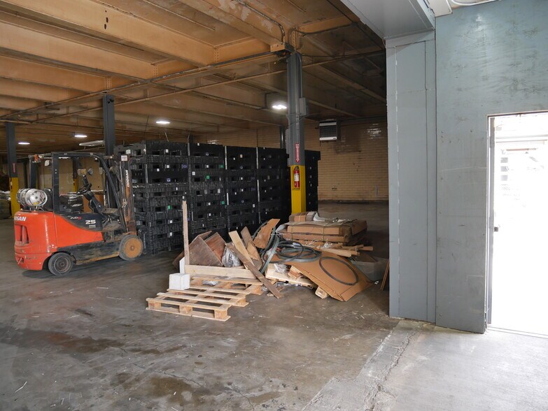 More Photos Of 105 Maple St, Rossville Light Distribution For Lease