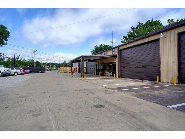 More Photos Of 715 Dallas Dr, Denton Flex For Sale