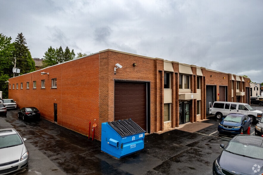 More Photos Of 8775-8797 Rue Champ-d'Eau, Montréal Service For Sale