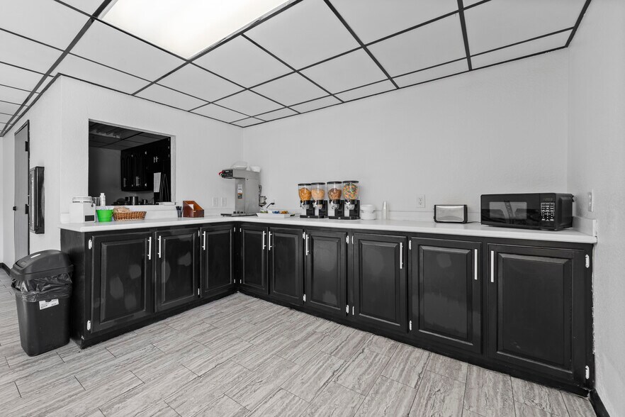 More Photos Of 53 Heritage St, Baxley Hotel For Sale