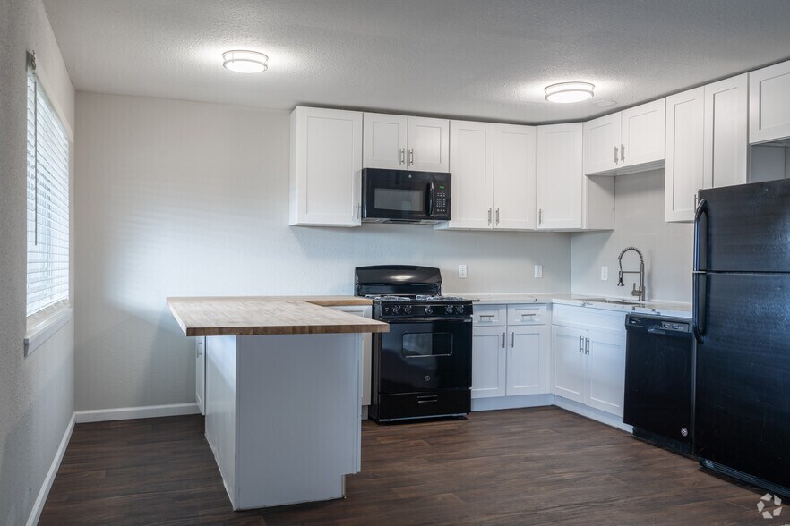 More Photos Of 2550 S Bypass 35, Alvin Apartments For Sale