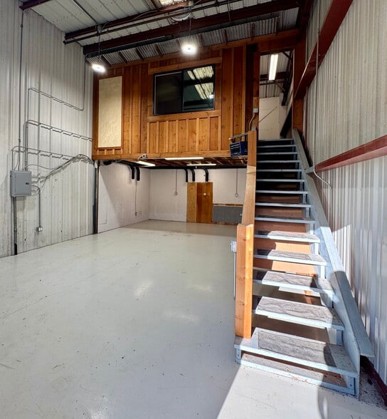 More Photos Of 111 Stanford Ave, Half Moon Bay Warehouse For Lease