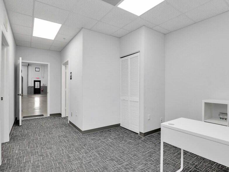 More Photos Of 8801 Business Park Dr, Fort Myers Warehouse For Sale