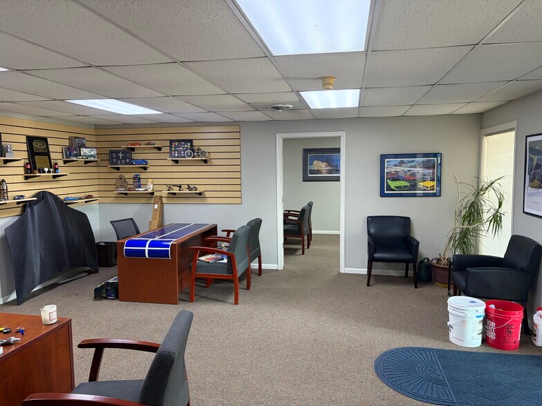 More Photos Of 533 N Lindenwood Dr, Olathe Warehouse For Sale