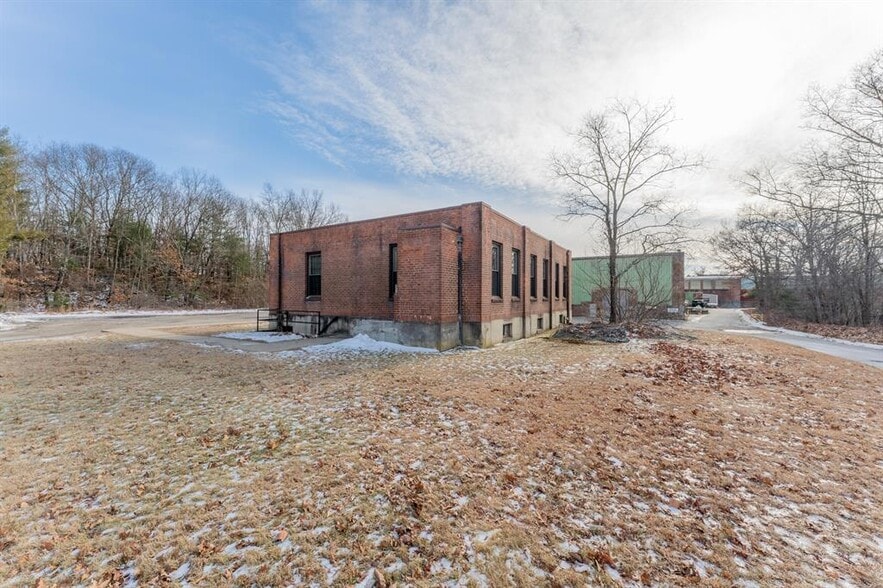 More Photos Of 30 Harris St, Putnam Warehouse For Lease