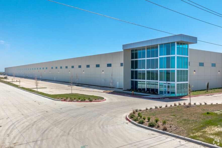 Primary Photo Of 6100 N Stemmons Fwy, Sanger Warehouse For Lease