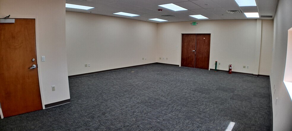 More Photos Of 5000 Park St N, Saint Petersburg Flex For Lease