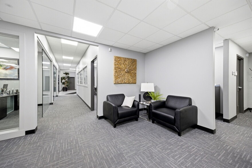 More Photos Of 326 SE Douglas St, Lees Summit Office For Sale