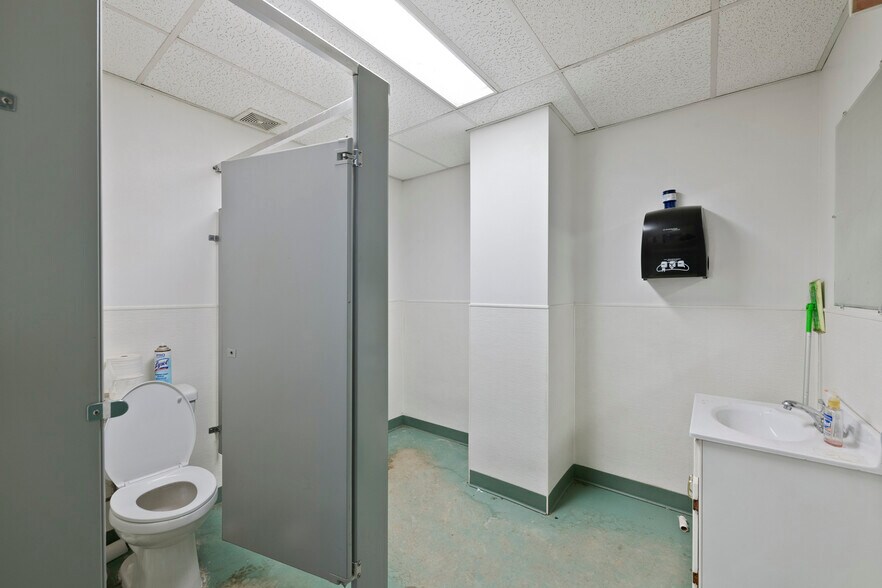 More Photos Of 44-46 Wilkins Peak Dr, Rock Springs Warehouse For Sale