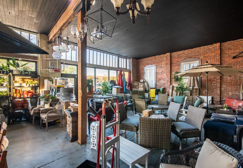 More Photos Of 534 Walnut St, Gadsden Showroom For Sale