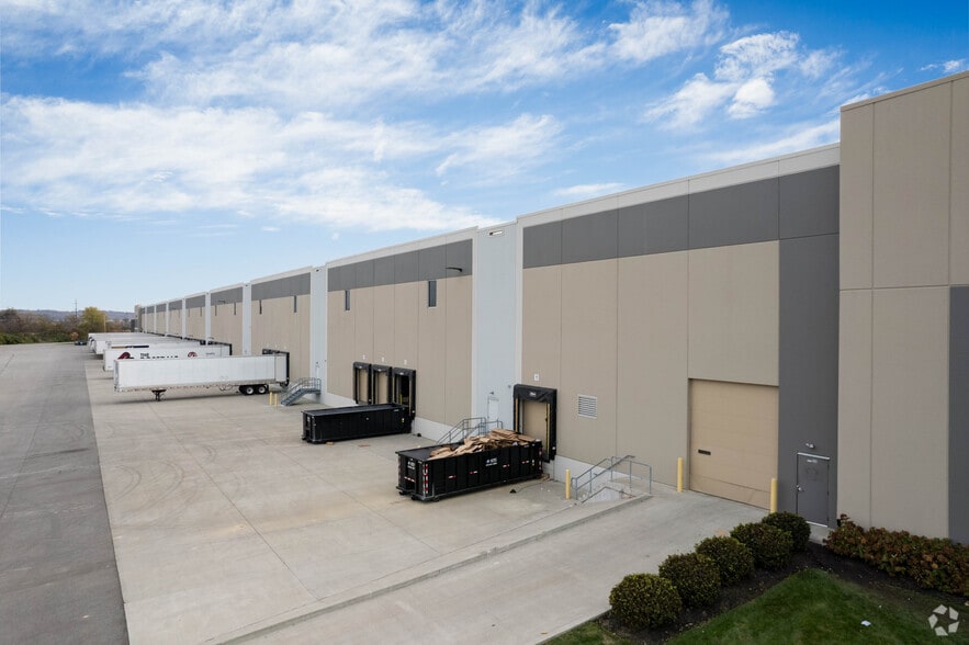 More Photos Of 8580 Seward Rd, Fairfield Distribution For Lease