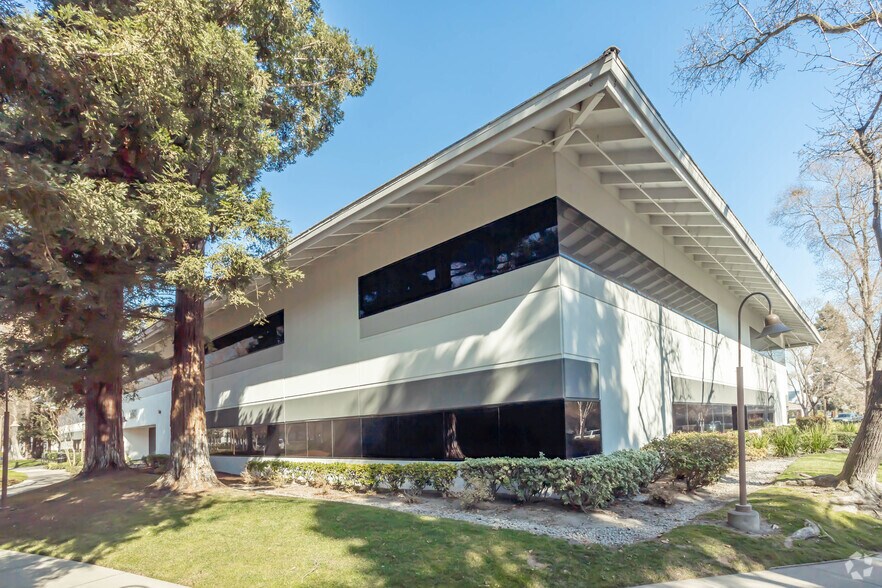 More Photos Of 3841 N Freeway Blvd, Sacramento Office For Lease