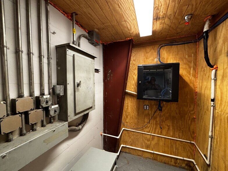 More Photos Of 848 Kensinger Rd, Lakeland Manufacturing For Lease