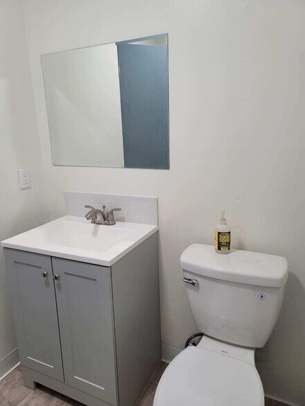 More Photos Of 16115 Valerio St, Van Nuys Warehouse For Lease