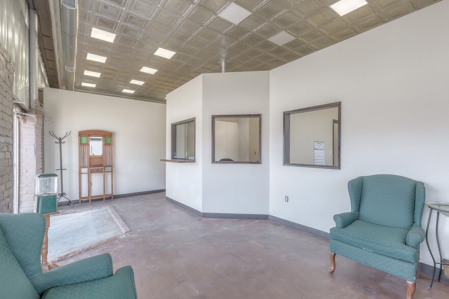 More Photos Of 204 S Broadway, Coweta Office For Sale