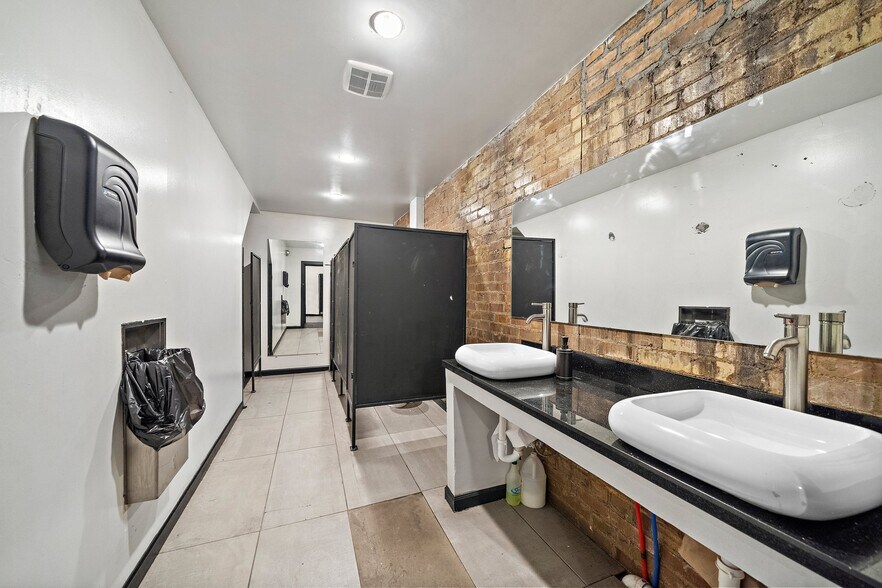 More Photos Of 809 Congress St, Houston Restaurant For Sale