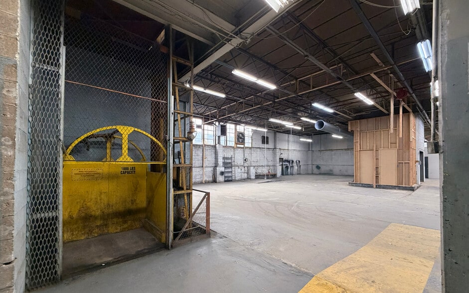 More Photos Of 150 N Macquesten Pky, Mount Vernon Warehouse For Lease
