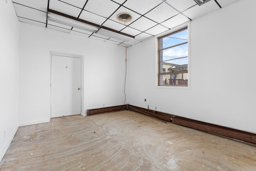 More Photos Of 76 Maple St, Manchester Office For Sale