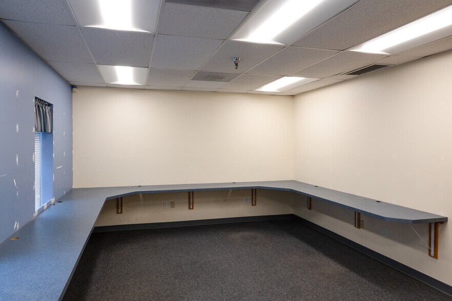 More Photos Of 106 Finnell Dr, Weymouth Unknown For Lease