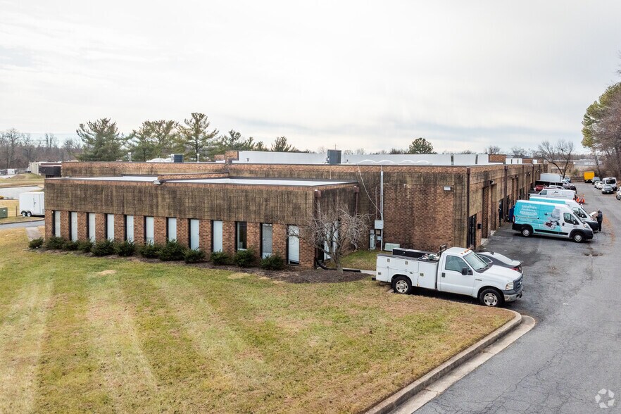 More Photos Of 4 Nashua Ct, Essex Light Distribution For Lease