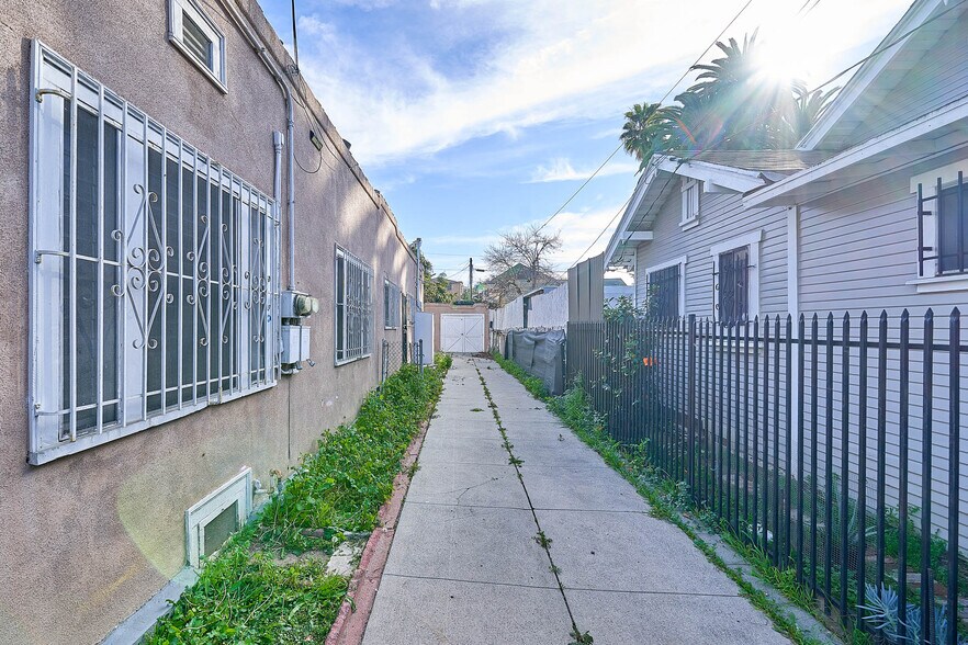 More Photos Of 3030 W 12th Pl, Los Angeles Land For Sale