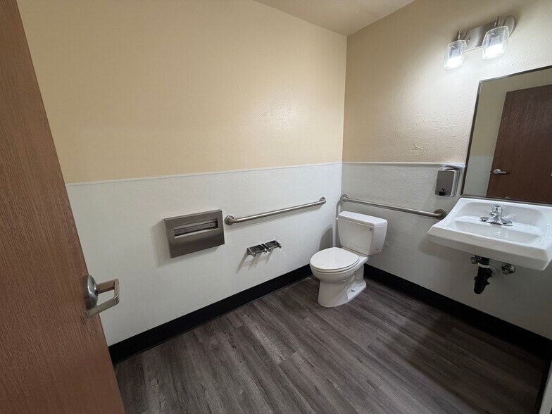 More Photos Of 4551 Grissom St, Bakersfield Warehouse For Sale