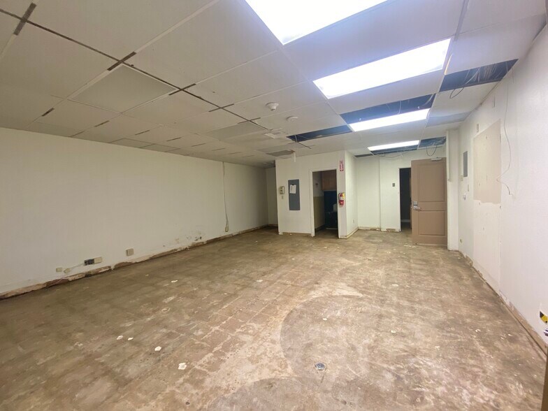 More Photos Of 1308 Boston Ave, Nederland Bank For Sale