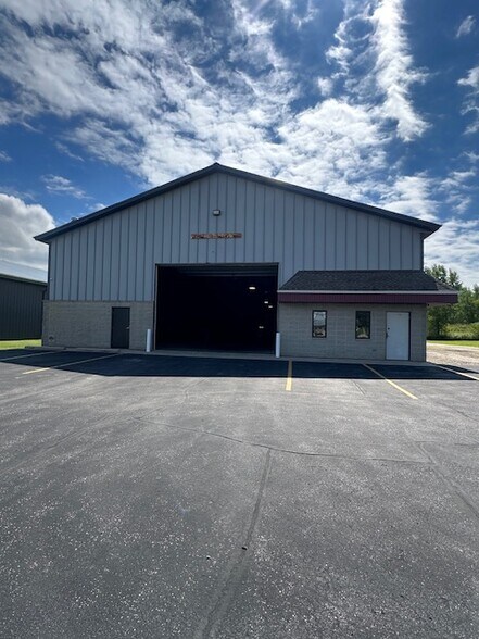 More Photos Of 1133 Flightway Dr, De Pere Manufacturing For Lease