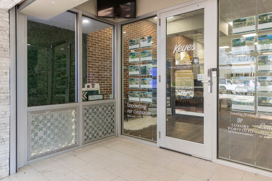 More Photos Of 1433 Main St, Sarasota Storefront For Lease