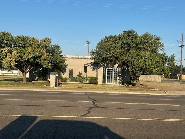 Primary Photo Of 1835 N Hobart St, Pampa Office For Sale