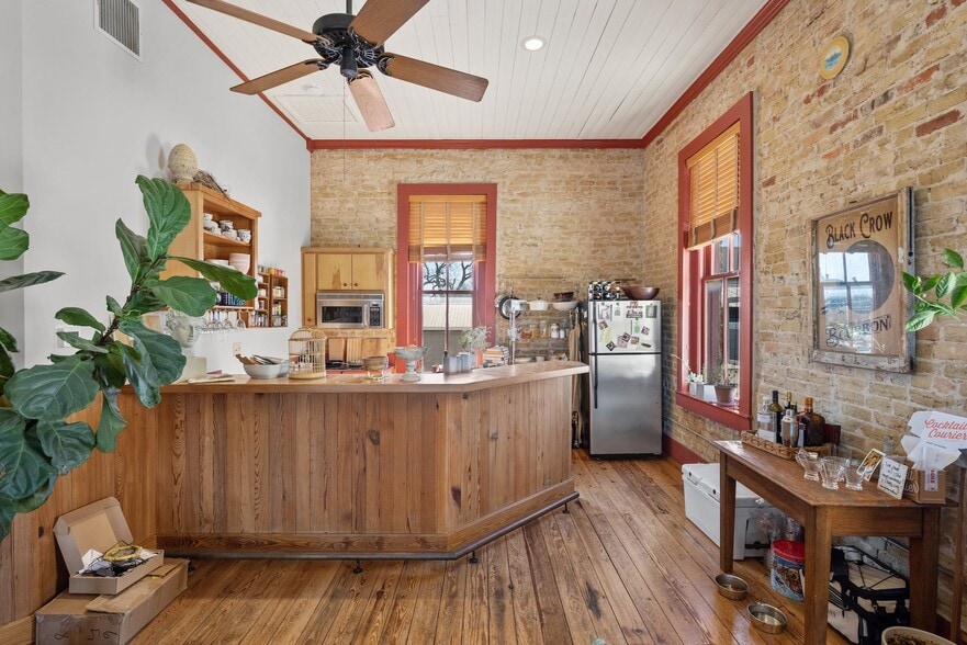 More Photos Of 709 Chestnut St, Bastrop Storefront Retail Residential For Sale