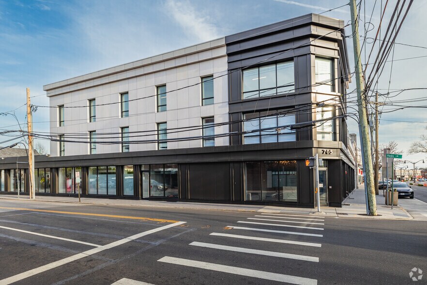 Primary Photo Of 705 Middle Neck Rd, Great Neck Coworking Space
