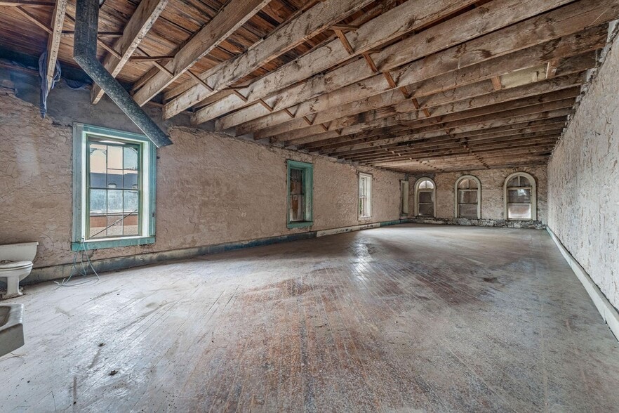 More Photos Of 104 E College St, Stephenville General Retail For Sale