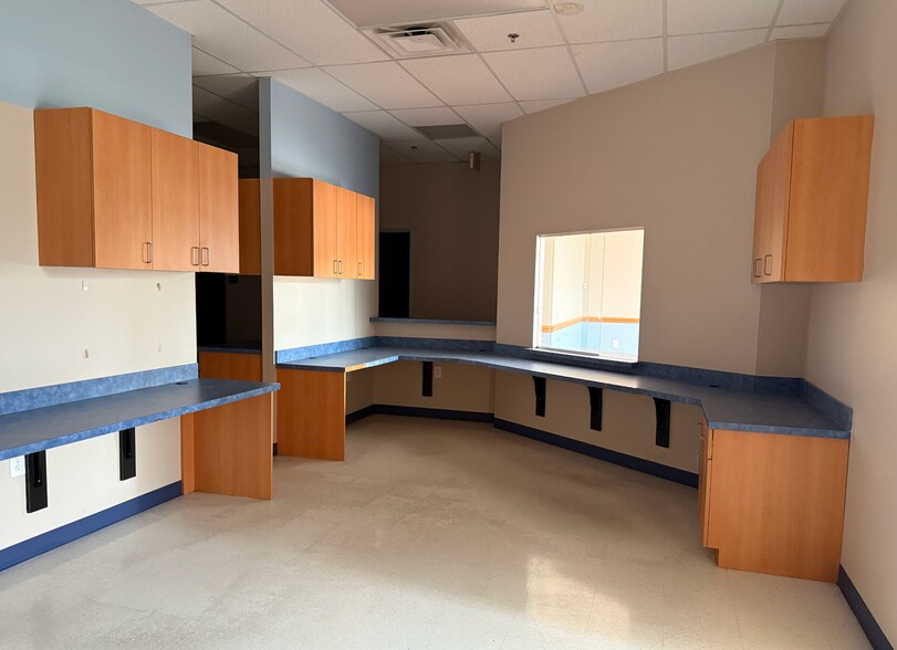 More Photos Of 1856 Precinct Line Rd, Hurst Unknown For Lease